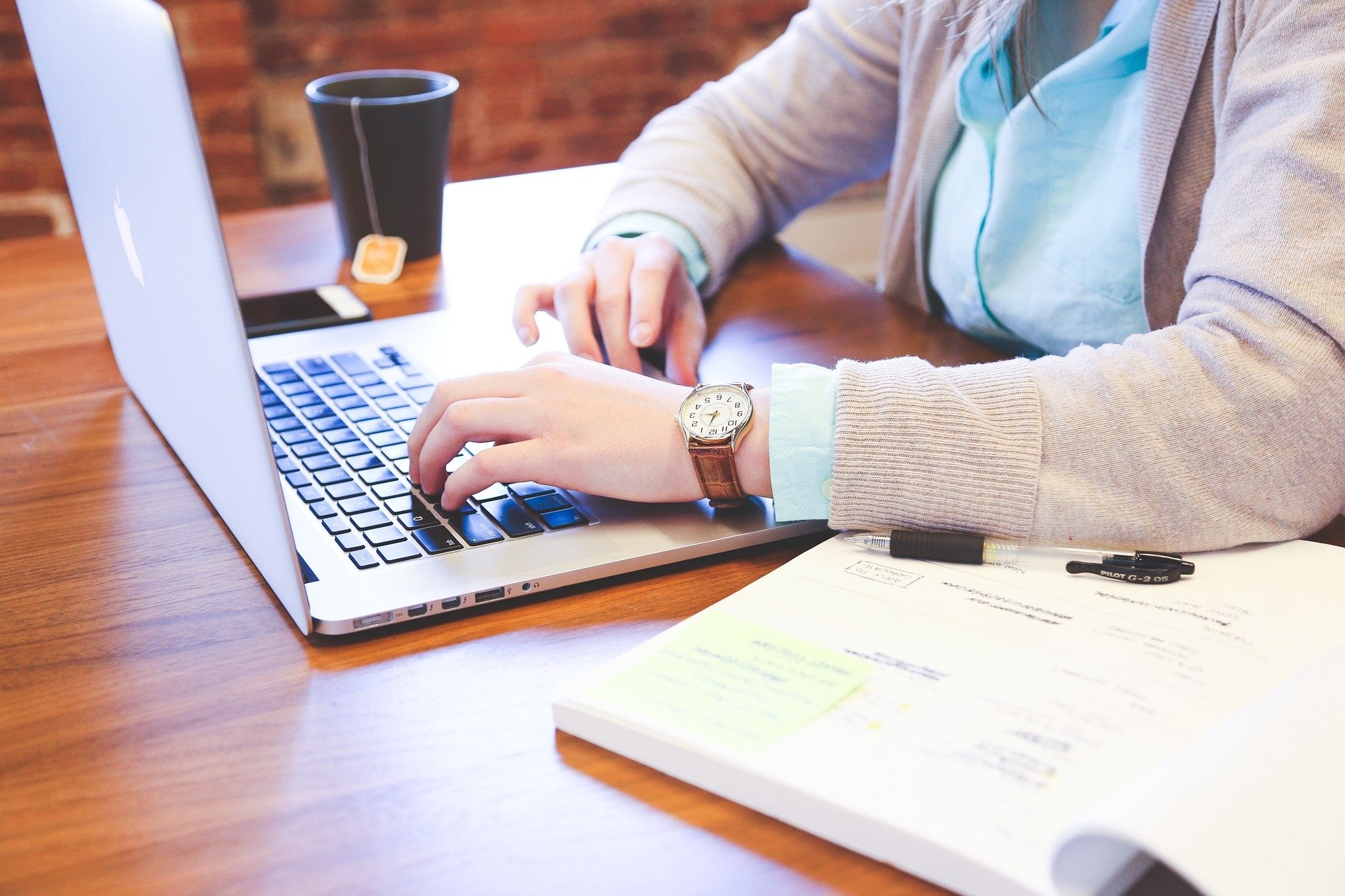 student learning english grammar on a mackbook